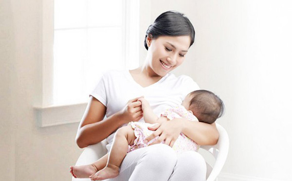 Nhóm phụ nữ cho con bú. Vì đây không phải là vắc xin virus sống nên không có khả năng gây ra nguy cơ cho trẻ bú mẹ. Hiệu quả của vắc xin được mong đợi là tương tự giữa phụ nữ đang cho con bú và những người trưởng thành khác. WHO không khuyến nghị ngừng cho con bú sau khi tiêm phòng.