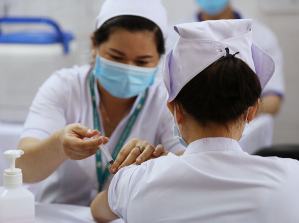 Nhóm người mắc bệnh nền. Tiêm chủng được khuyến nghị cho những người mắc loại bệnh nền mà được xác định là có nguy cơ bị nặng nếu bị nhiễm COVID-19.