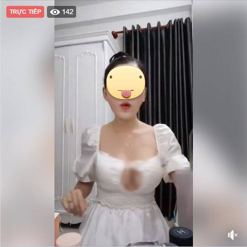 Nắm bắt được nhu cầu mua sắm của khách, nhiều shop tập trung đẩy mạnh kênh bán hàng online. Chẳng hạn, các shop có thể hạ giá sản phẩm để chốt sale, nâng cao chất lượng sản phẩm, miễn phí vận chuyển, cung cấp dịch vụ sau bán hàng ngày càng hoàn thiện...