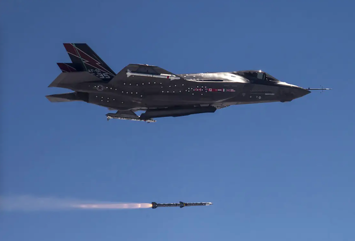 Theo Cơ quan Hợp tác An ninh Quốc phòng Mỹ (DSCA), Nhật Bản đã đề nghị mua 1.200 tên lửa AIM-120, bao gồm các phiên bản AIM-120D-3 và AIM-120C-8, cùng các thiết bị liên quan.
