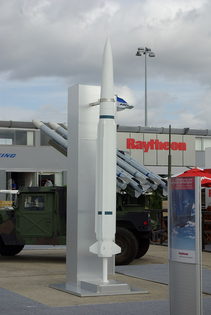 Nhà thầu chính của thương vụ này là tập đoàn quốc phòng RTX Corp (trước đây là Raytheon Technologies), đơn vị hàng đầu trong phát triển vũ khí. Việc sở hữu số lượng lớn tên lửa tiên tiến này được kỳ vọng sẽ giúp Nhật Bản tăng cường khả năng phòng không và tác chiến trên không, đặc biệt trong bối cảnh khu vực đang chứng kiến sự gia tăng sức mạnh quân sự từ các nước láng giềng.