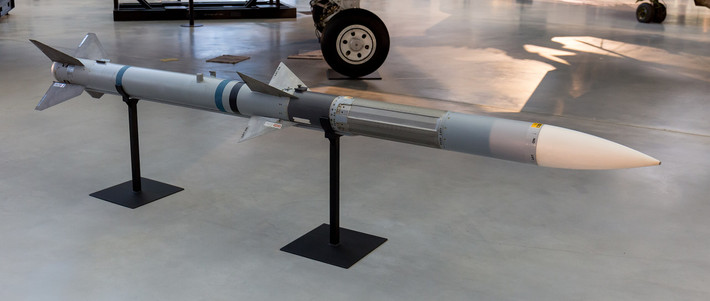 Chi phí của mỗi tên lửa AIM-120 AMRAAM dao động tùy theo phiên bản và số lượng đặt hàng. Ví dụ, phiên bản AIM-120C có giá từ 300.000 đến 400.000 USD, trong khi phiên bản AIM-120D được định giá khoảng 1,09 triệu USD (theo số liệu năm 2019). Theo ước tính, giá trung bình mỗi tên lửa trong hợp đồng của Nhật Bản vào khoảng 3,03 triệu USD, cao hơn so với các thương vụ tương tự của Đức và Đan Mạch.