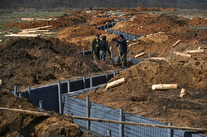 Ukraine đã tận dụng lợi thế địa hình này để xây dựng ba hệ thống hào giao nhau và nhiều công sự bê tông, tạo thành một mạng lưới phòng thủ kiên cố. Họ cũng bố trí nhiều điểm hỏa lực ngụy trang trong rừng, trang bị thiết bị nhìn ban đêm và vũ khí chống tăng, sẵn sàng phản công bất kỳ kẻ nào cố gắng vượt qua phòng tuyến. Ảnh: Reuters.