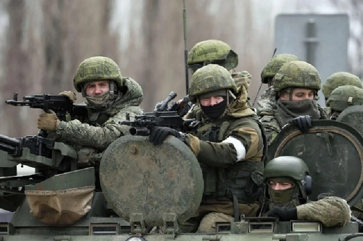 Theo Tư lệnh quân đội Ukraine Oleksandr Syrskyi, quân đội Nga đã tập trung 67.000 binh sĩ tại đây. Trong khi đó, báo cáo chiến sự của Bộ Quốc phòng Nga cũng cho thấy quân đội Ukraine ở Kursk đã tăng cường lực lượng lên đến 12 lữ đoàn, và tại tỉnh Sumy lân cận cũng đã triển khai thêm hàng chục nghìn quân. Ảnh: Global Look Press