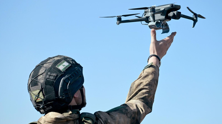  Quân đội Nga ngày càng tích cực sử dụng các máy bay không người lái (drone) được trang bị chất nổ và cáp quang. Những chiếc drone này đặc biệt nguy hiểm đối với người Ukraine vì chúng không thể bị vô hiệu hóa bằng các phương tiện tác chiến điện tử (EW) và khó bị phát hiện hơn. Ảnh: Sputnik.