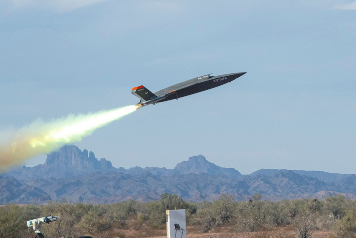 XQ-58 Valkyrie cất cánh lần đầu tiên vào tháng 3/2019, tại Sân thử nghiệm Yuma, Arizona sau khoảng hai năm rưỡi từ khi Kratos nhận được hợp đồng. Nhà sản xuất đã lên kế hoạch cho một số chuyến bay thử nghiệm để đánh giá hiệu suất bay, khí động học cùng hệ thống phóng và thu hồi. Ảnh Wikipedia