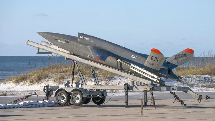 Ngoài ra, XQ-58 cũng có thể hoạt động như một phần của đàn máy bay không người lái và không cần sự điều khiển trực tiếp của phi công. XQ-58 có thể cất cánh và hạ cánh thông thường hoặc được phóng từ các mô-đun phóng chẳng hạn như tàu hỗ trợ, container vận chuyển và xe kéo. Ảnh The War Zone