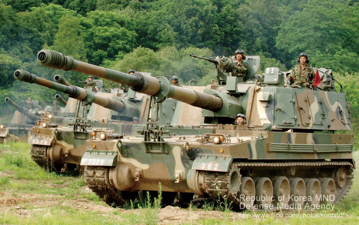 Vũ khí chính của K9 là súng 155mm/52, có tốc độ bắn liên tiếp là ba viên mỗi 15 giây và tốc độ bắn tối đa là 6-8 viên một phút với 2 nạp đạn viên. K9 Thunder được thiết kế để đáp ứng khái niệm chiến thuật hiện đại về bắn và chạy. Ảnh The National Interest