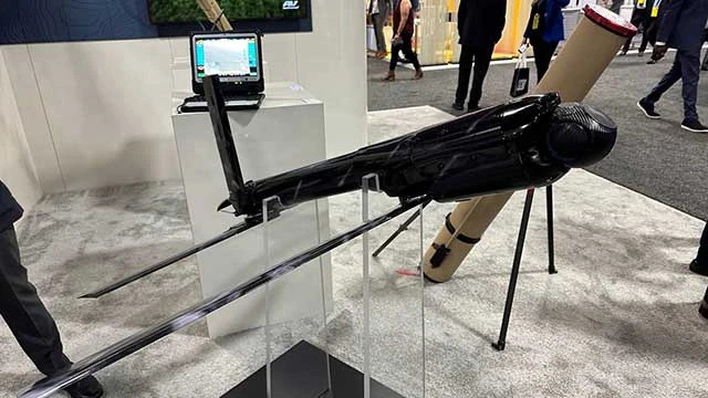 Dẫn đầu trong số đó là Switchblade 600 của Mỹ, một drone nhỏ gọn nhưng được trang bị hỏa lực mạnh mẽ. Với khả năng tấn công chính xác vào các mục tiêu bọc thép, Switchblade 600 cho thấy cách mà quân đội phương Tây sử dụng drone để tiêu diệt các tài sản quan trọng với sự hỗ trợ hậu cần tối thiểu.