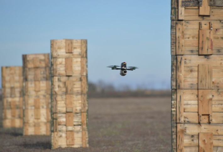 Việc triển khai 3.000 drone AI của Nga không chỉ mở ra một kỷ nguyên mới trong chiến tranh hiện đại mà còn đặt ra những câu hỏi về tương lai của vũ khí tự động trên toàn cầu. Sự phát triển này đòi hỏi một cách tiếp cận thận trọng hơn, với sự giám sát chặt chẽ để đảm bảo an toàn và trách nhiệm. (Nguồn ảnh: Wikipedia, Tass, Izvestia, Regnum, Ria Novosti, The War Zone)
