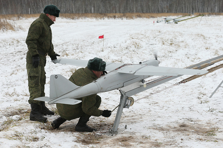 Nga, với kho vũ khí máy bay không người lái (UAV) đa dạng, đã triển khai nhiều loại máy bay không người lái từ trinh sát đến tấn công, nhằm gia tăng hiệu quả chiến đấu và thu thập thông tin tình báo.