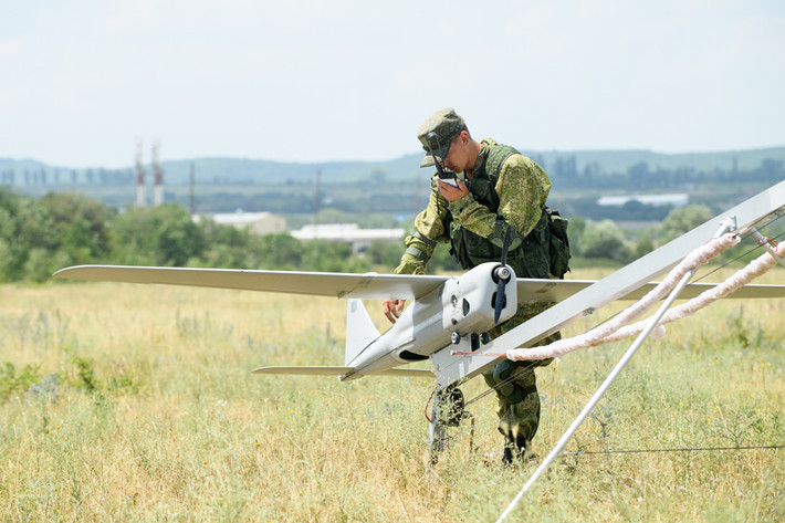 Orlan-10 là UAV trinh sát chiến thuật, được Nga sử dụng để thu thập thông tin tình báo, điều chỉnh hỏa lực pháo binh và giám sát chiến trường. Với khả năng bay liên tục trong nhiều giờ và trang bị camera quang học cùng cảm biến hồng ngoại, Orlan-10 cung cấp dữ liệu quan trọng cho các hoạt động quân sự của Nga.