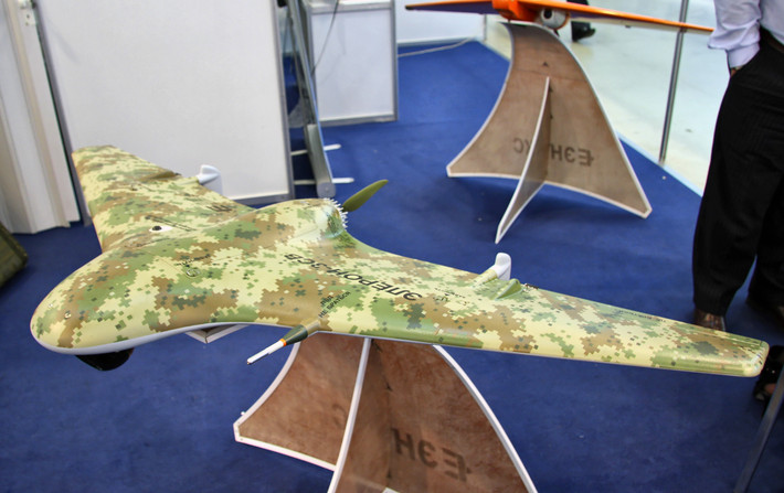 Eleron-3 là UAV trinh sát cỡ nhỏ, được thiết kế để hoạt động ở tầm thấp và thu thập thông tin trong các khu vực khó tiếp cận. Với thiết kế nhẹ và khả năng triển khai nhanh chóng, Eleron-3 hỗ trợ các đơn vị tiền tuyến trong việc thu thập dữ liệu chiến thuật.