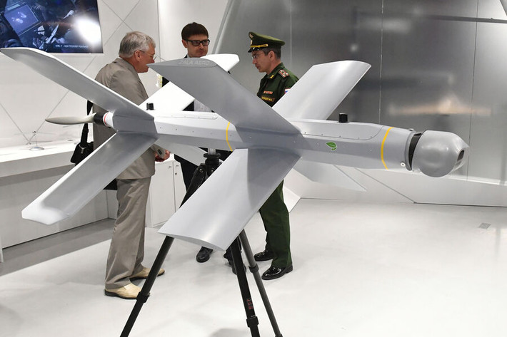 Việc sử dụng UAV không chỉ giúp Nga thực hiện các cuộc tấn công chính xác mà còn làm suy yếu hệ thống phòng không của Ukraine, tạo ra một cuộc đua công nghệ và chiến thuật giữa hai bên.