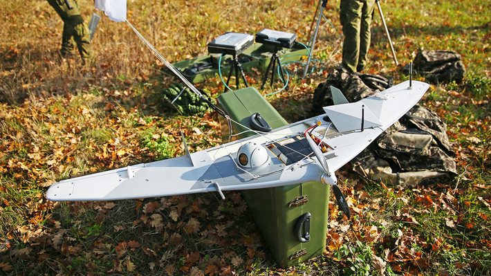 Nga đã áp dụng chiến thuật "bầy đàn UAV" đầy tinh vi, triển khai hàng loạt UAV tự sát và UAV mồi nhử nhằm ép kiệt đạn dược và khiến hệ thống phòng không của Ukraine rơi vào trạng thái quá tải. Chiến thuật này không chỉ khiến các lực lượng phòng không Ukraine gặp khó khăn mà còn tạo ra cơ hội cho các đợt tấn công tên lửa và pháo binh, đánh lạc hướng đối phương.