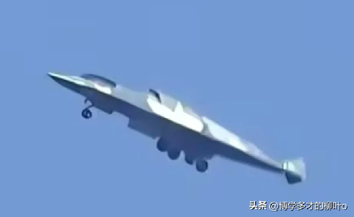 Khu vực thân dưới trung tâm nửa hòa quyện có một số điểm tương đồng với J-20, đặc biệt là cấu hình khoang vũ khí. Mặc dù máy bay rõ ràng có thể tích nội bộ rất lớn, nhưng việc ưu tiên tỷ lệ nhiên liệu so với độ sâu khoang chứa vũ khí là một giả định hợp lý. Ảnh: Sohu