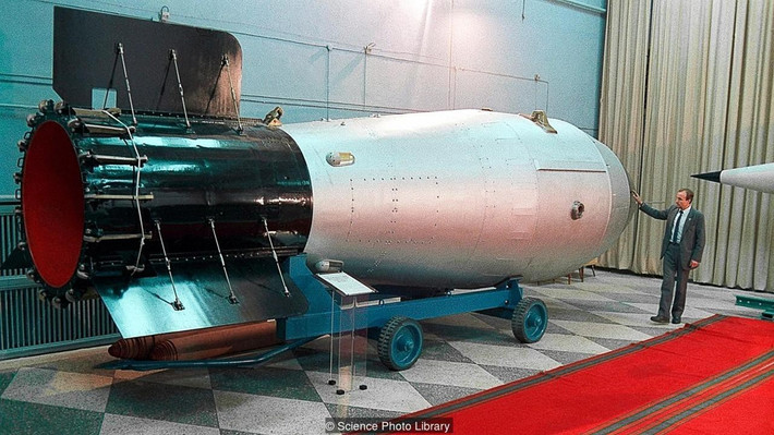 Tsar Bomba: là quả bom hạt nhân mạnh nhất thế giới. Cho đến nay, Tsar Bomba (bom Sa hoàng) là quả bom hạt nhân mạnh nhất từng được con người chế tạo. Những con số khủng khiếp về loại vũ khí hạt nhân này khiến nhiều người rùng mình sợ hãi. Tạp chí Russia Beyond của Nga cho biết quả bom nặng 26 tấn, dài gần 8m, đường kính 2m và nhấn mạnh đây là quả bom mạnh nhất trong lịch sử.