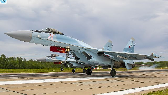 Su-35 là máy bay chiến đấu đa năng thế hệ 4++ do Nga phát triển. Với hệ thống điều khiển hỏa lực tiên tiến, radar hiện đại, khả năng siêu cơ động và mang theo khối lượng lớn vũ khí, Su-35 sẽ tăng cường mạnh mẽ năng lực phòng thủ và tấn công của Iran. Máy bay này có khả năng đối phó với các mối đe dọa hiện đại, tạo ra lợi thế chiến lược quan trọng cho Tehran trong bối cảnh khu vực đầy biến động.
