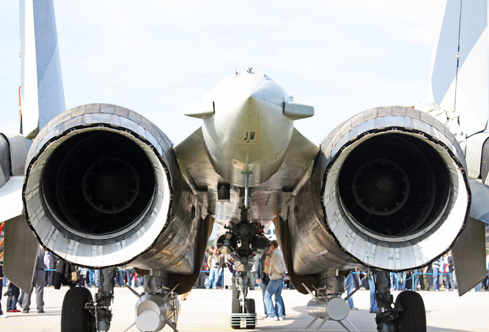 Su-35 được trang bị hai động cơ Saturn AL-41F1S với vòi phun điều hướng lực đẩy, mang lại khả năng siêu cơ động - một lợi thế lớn trong các tình huống không chiến. Khoang vũ khí của máy bay có thể mang tới 8 tấn vũ khí, từ tên lửa không đối không R-77, R-73 đến tên lửa đối đất Kh-31, Kh-59.