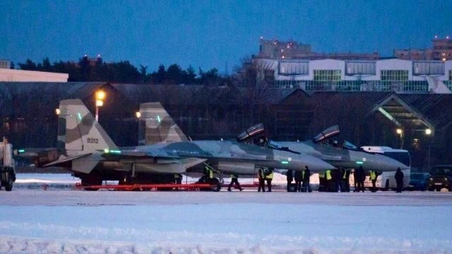 Đầu năm 2024 đã xuất hiện tin đồn Iran nhận lô Su-35 đầu tiên từ Nga. Tuy nhiên, Chính phủ Iran phủ nhận thông tin này. Đến tháng 11/2024, tạp chí hàng không Đức Flugrevue báo cáo hai chiếc Su-35 đầu tiên đã được bàn giao cho Không quân Iran trong một buổi lễ kín tại Nhà máy Máy bay Komsomolsk-on-Amur ở Nga. Hai chiếc máy bay này được vận chuyển bằng máy bay vận tải hạng nặng Antonov An-124-100 đến Iran.
