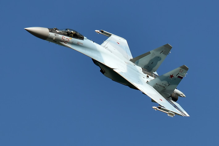 Việc Iran sở hữu Su-35 không chỉ là bước tiến lớn về năng lực quân sự mà còn là dấu hiệu cho thấy sự thay đổi cán cân quyền lực trong khu vực. Với những đặc tính ưu việt, Su-35 được kỳ vọng sẽ trở thành "quân át chủ bài" trong chiến lược phòng thủ và tấn công của Iran. Tuy nhiên, động thái này cũng có nguy cơ làm gia tăng căng thẳng tại Trung Đông, mở ra giai đoạn bất ổn mới cho khu vực vốn đã nhạy cảm này. (Nguồn ảnh: Telegram, Dzen, Wikipedia, Bulgarian Military).