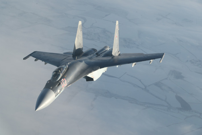 Hệ thống tác chiến điện tử Khibiny-M giúp Su-35 vô hiệu hóa radar đối phương và giảm nguy cơ bị tấn công bởi tên lửa dẫn đường. Với buồng lái hiện đại tích hợp màn hình đa chức năng và hệ thống điều khiển HOTAS, Su-35 hỗ trợ phi công tối đa trong các tình huống chiến đấu căng thẳng.