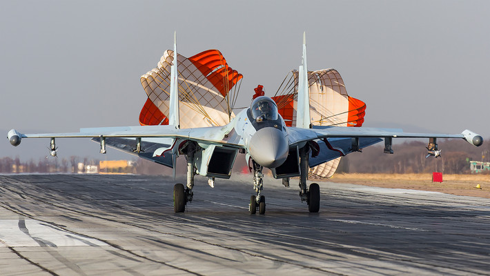 Su-35 là sản phẩm của Cục thiết kế Sukhoi, được xem là phiên bản nâng cấp toàn diện từ dòng Su-27 huyền thoại. Máy bay sử dụng vật liệu composite tiên tiến, giảm tiết diện radar, giúp tăng khả năng sống sót trong các kịch bản chiến đấu hiện đại.