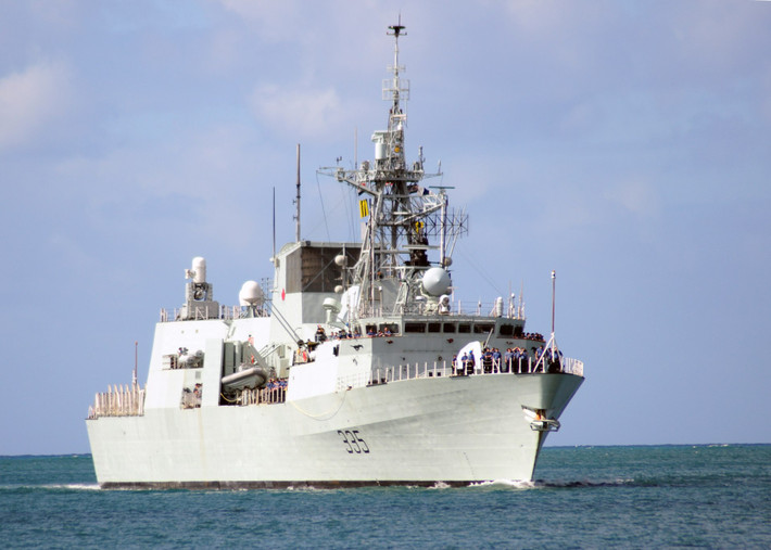 HMCS Calgary, một trong những tàu khu trục lớp Halifax, đã trở thành tâm điểm chú ý sau hàng loạt sự cố kỹ thuật. Trong một nhiệm vụ huấn luyện năm 2022, con tàu gặp vấn đề nghiêm trọng với hệ thống động cơ, buộc phải dừng hoạt động giữa đại dương trong nhiều ngày.