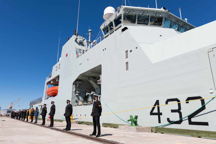 Chương trình tàu tuần tra Bắc Cực (Arctic Offshore Patrol Ship - AOPS) được kỳ vọng sẽ là bước tiến lớn của Hải quân Canada trong việc bảo vệ chủ quyền ở vùng Bắc Cực. Tuy nhiên, dự án này đã gặp hàng loạt vấn đề từ khâu thiết kế đến triển khai.