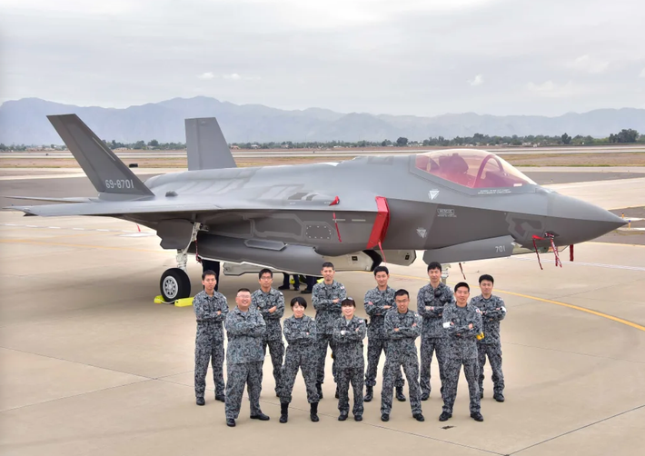 Nhật Bản đã triển khai máy bay chiến đấu tàng hình F-35 Lightning II, nâng cao khả năng tác chiến trên không và đảm bảo ưu thế trong khu vực. Việc sở hữu F-35 giúp Nhật Bản duy trì lực lượng không quân hiện đại và sẵn sàng đối phó với các mối đe dọa tiềm tàng.