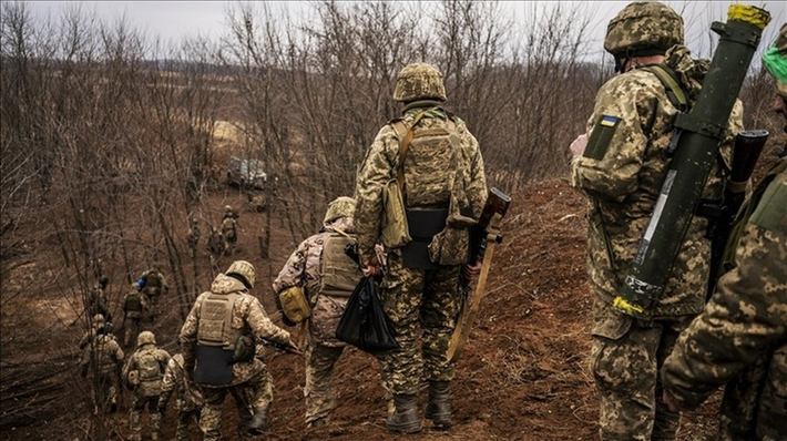 Việc quân Nga chuyển sang tấn công bằng bộ binh đã gây áp lực lớn lên Quân đội Ukraine, buộc họ phải sử dụng bộ binh của mình để phản công. Tuy nhiên, khi chiến tranh bước sang năm thứ tư, vấn đề thiếu hụt bộ binh của Ukraine ngày càng trở nên nghiêm trọng. Ảnh: Anadolu Agency.