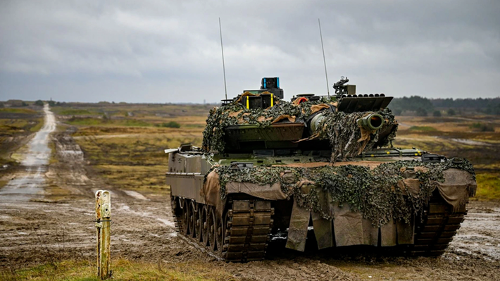 Uralvagonzavod, nhà sản xuất xe tăng lớn nhất của Nga, đã thông báo rằng chiếc Leopard 2A6 bị bắt giữ đã được tháo rời hoàn toàn, nghiên cứu và phân tích. Chiếc xe này, được lấy từ kho dự trữ chiến lược của Bundeswehr, không được thiết kế để xuất khẩu. Chiếc xe tăng trở thành chiến lợi phẩm vào ngày 1/10, theo như có thể đánh giá từ các video được công bố. Ảnh: Getty Images.