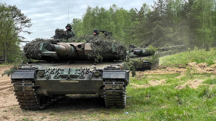 Trên dòng xe Challenger 2 của Anh, vốn hiện vẫn sử dụng pháo L30 thông thường, đã từng tiến hành thử nghiệm pháo L55 của Đức. Tuy nhiên, vào năm 2014, Anh quyết định không sử dụng thiết kế của Rheinmetall. Thay vào đó, pháo mới L55A1 được sử dụng trên dòng xe tăng hiện đại nhất của Đức, Leopard 2A7. Công ty Rheinmetall cho biết pháo này cũng sẽ được lắp đặt trên dòng xe tăng mới của Anh, Challenger 3. Ảnh: US Army.