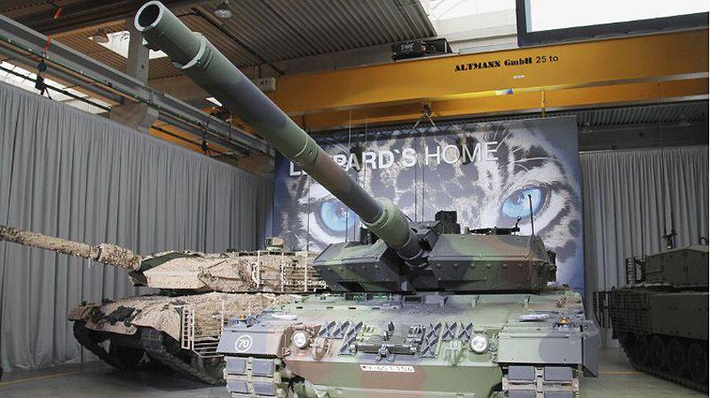 Cũng rất đáng chú ý là khẩu pháo nòng trơn 120 mm Rheinmetall L55, được coi là một trong những loại pháo xe tăng chính xác và mạnh mẽ nhất thế giới. Việc nghiên cứu cấu trúc nòng pháo và hệ thống quản lý độ giật có thể cung cấp hiểu biết về lý do tại sao L55 vượt trội hơn nhiều mẫu tương tự. Ảnh: Topwar.