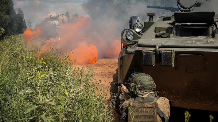 Theo trang Military Review (Nga), do nhiệt độ gần đây tăng cao và mưa lớn bất ngờ trút xuống khu vực Pokrovsk, nhiều cánh đồng trở nên lầy lội, gây bất lợi cho các cuộc tấn công. Tuy nhiên, Nga đã tận dụng điều kiện thời tiết khiến máy bay không người lái (UAV) của Ukraine không thể hoạt động, tiến hành cuộc tấn công cơ giới dọc theo các tuyến đường. Ảnh: tsargrad.tv.