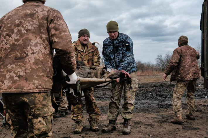 Ukraine đã triển khai tổng cộng 60.000 binh sĩ, nhưng hiện nay đã có hơn 50.000 người thương vong, điều này đồng nghĩa với việc chỉ còn khoảng 10.000 binh sĩ sống sót. Tuy nhiên, lực lượng này hiện cũng bị chia cắt và bao vây tại ba khu vực khác nhau, có vẻ như số phận của 10.000 binh sĩ này cũng khó mà khả quan. Ảnh: Bộ Quốc phòng Ukraine