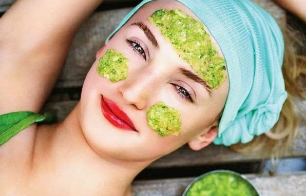 Giã nhuyễn lá táo với một ít muối ăn (muối cục hoặc muối tinh đều được). Đắp cả nước và bã lên mụn nhọt và băng lại. Ngày làm 2 lần, mỗi lần thay nhớ rửa sạch mụn bằng cồn. Thực hiện liên tục khoảng 2-3 ngày mụn sẽ tự rút mủ và tan mất. Ảnh: healthplus.vn.