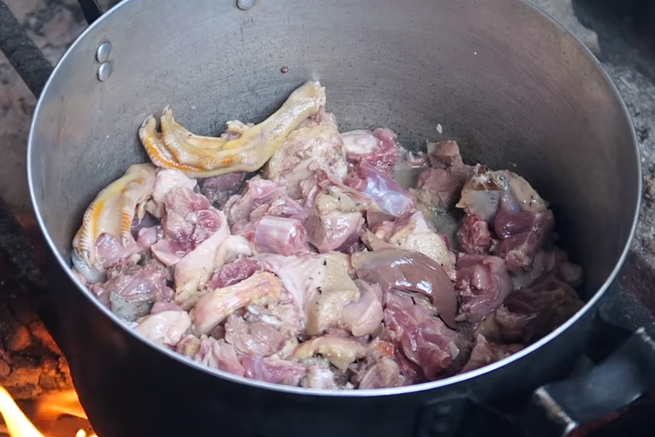 Bắc nồi lẩu lên bếp, cho khoảng 1 muỗng dầu ăn, đợi dầu nóng cho tỏi băm vào phi thơm, sau đó trút thịt vịt vào xào cho săn. Khi thịt vịt đã săn, bạn cho sa tế vào. Ảnh: ngocfoody.blogspot.com.