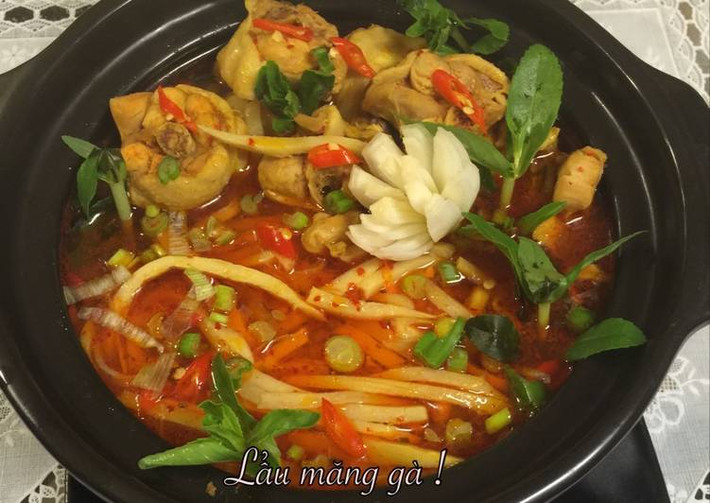 Khi thịt săn cho vào nồi nước dùng lẩu, nước dùng sôi lại, thêm nước cốt me, măng vào nêm nêm gia vị cho vừa ăn, để lửa riu riu cho thấm và thịt mềm. Ảnh: cookpad.com.