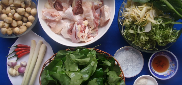 Đem lá giang rửa thật sạch với nước và vò cho lá giang dập đi một chút. Đặt chảo lên trên bếp rồi đổ dầu vào, cho tỏi và sả vào phi thơm lên. Sau đó tiếp tục đổ gà vào xào cùng, xào đến khi thấy các miếng thịt gà săn lại thì đổ khoảng 2 lít nước vào đun cho đến khi sôi lên. Nêm gia vị. Ảnh: Tin8.vn.