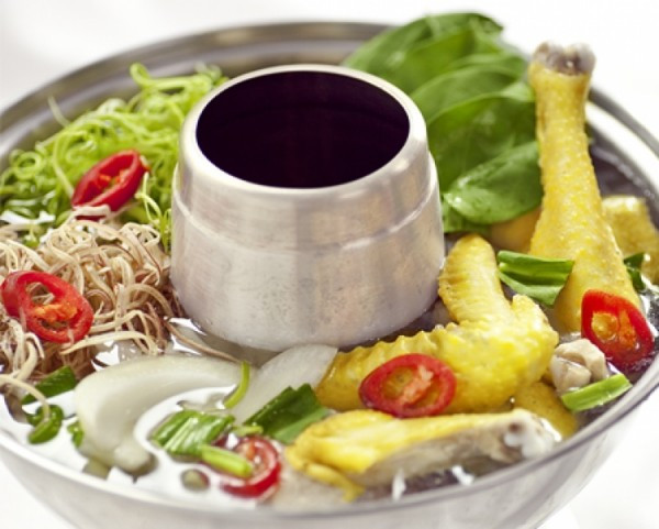 Khi đã đun thịt gà chín mềm thì cho lá giang vào và đun nước lẩu sôi lên sau đó nếm lại gia vị cho vừa ăn thấy vị nước lẩu chua chua ngọt ngọt là được. Múc nồi nước trên vào trong nồi lẩu rồi cho thêm vài lát ớt cùng tỏi phi và sa tế vào là hoàn thành. Ảnh: aMeovat.com.