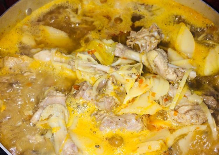 Cho khoai môn và nấm hương vào xào, đảo đều tay để gia vị được thấm đều lên vịt. Sau đó, đổ nước dừa xiêm và nước lạnh vào nồi đến khi thấy ngập mình vịt. Bật lửa to cho đến khi sôi thì vặn nhỏ lửa đun trong khoảng 1 giờ đồng hồ để thịt vịt được mềm. Ảnh: cookpad.com.