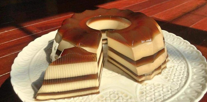 Sau khi rau câu đã sôi được khoảng 2 phút thì cho cà phê vào hòa tan. Dùng dao tách nhẹ phần bánh flan rồi úp ngược cốc vào khuôn lớn hơn sao cho phần bánh flan nằm chính giữa, rồi đổ phần rau câu lên trên. Chỉ cần đợi bánh flan rau câu đông lại là có thể thưởng thức. Ảnh: Beemart.vn.