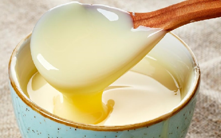 3. Bánh kem flan sữa đặc. Nguyên liệu: Lòng đỏ trứng, sữa tươi không đường, sữa đặc có đường, vani, đường cát trắng, chanh, nước đun sôi để nguội. Phần đế caramen: Thắng đường cho tới khi chuyển màu cánh gián thì thêm nước cốt chanh vào. Ảnh: amthucquan.net.
