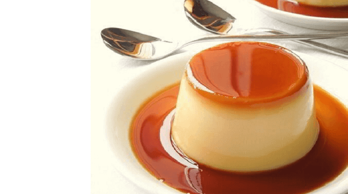 Lọc hỗn hợp qua rây cho mịn, thêm vani, khuấy đều tay. Trút hỗn hợp vào hũ đựng đã được trải một lớp caramen bên dưới, hấp cách thủy trong khoảng 30 – 40 phút. Bánh flan làm xong, bạn để vào tủ lạnh để ăn dần. Ảnh: Monngon.tv.