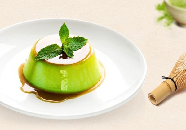 Tiếp tục cho hỗn hợp trà xanh vào hỗn hợp trên rồi khuấy đều đến khi được một hỗn hợp đồng nhất màu xanh lá. Sau đó, đổ hỗn hợp vào khuôn và hấp trong khoảng 30 – 40 phút là được. Ảnh: daklak.huongnghiepaau.com.