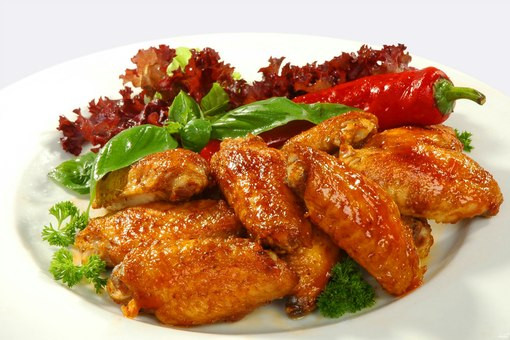 Lót lớp giấy bạc dưới khay nướng. Xếp vào nồi chiên không dầu: 180 độ C - 20 phút, sau đó lật mặt nướng tiếp 10 phút. Lật mặt lại mặt đã khứa gà phết 1 lớp mật ong. Nướng tiếp 10 phút là được. Ảnh: Emvaobep.com.