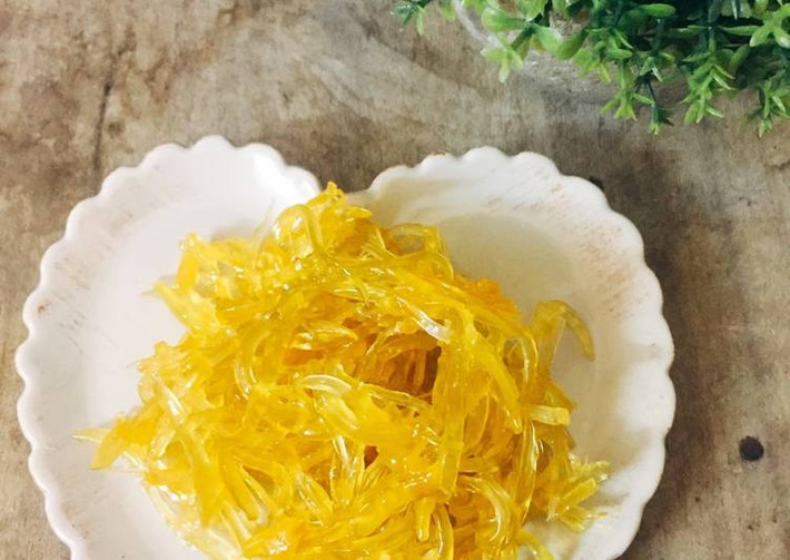 Dùng chảo dày đun đến khi thấy nước đường bắt đầu cạn thì mình đổ nước cốt chanh leo vào. Đun khi nước còn sệt, đảo nặng tay thì có thể tắt bếp. Cho mứt vào lọ thuỷ tinh sạch là được. Ảnh: cookpad.com.