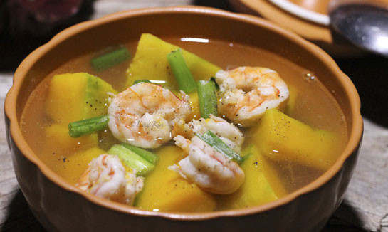 Bắc nồi lên bếp với một muỗng canh dầu ăn phi thơm hành tím cho tôm lên xào săn rồi thêm một tô nước. Nước sôi cho đu đủ vào, nấu mềm rồi nêm vừa ăn. Ảnh: phunutoday.vn.