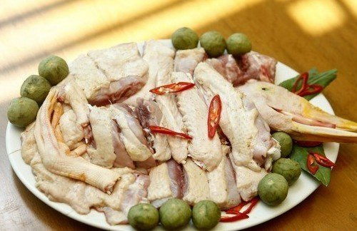 3. Canh sấu nấu vịt. Nguyên liệu: Vịt, sấu xanh, hành lá, mùi tàu, muối, bột nêm. Vịt làm sạch, ướp cùng gia vị 15 phút. Cho 1 lít nước vào đun sôi, vớt bọt. Ảnh: GiaDinh.TV.